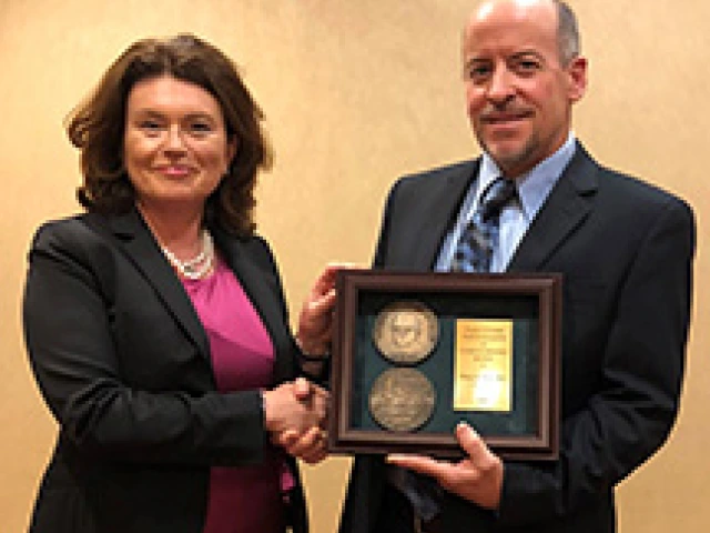 Decellles receives award